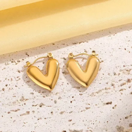 Small Heart Cool Hoops ideal for girl. Small gold heart hoop earrings for girls made of stainless steel, lightweight cool heart-shaped hoop jewelry for daily wear