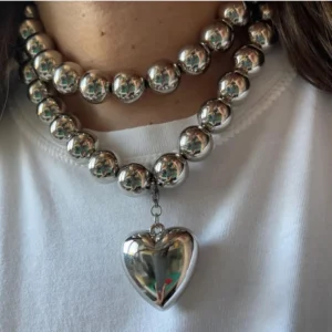 Chunky Silver Bead Necklace with Heart Pendant – Statement Jewelry for Women